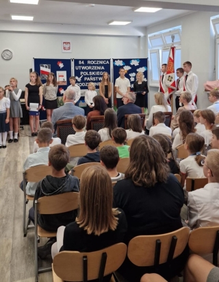 społeczność szkolna podczas uroczystości