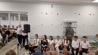 społeczność szkolna podczas uroczystości