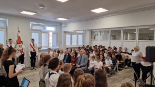 społeczność szkolna podczas uroczystości