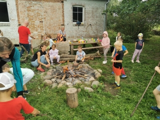 dzieci przy ognisku