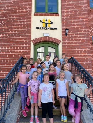 dzieci przed budynkiem