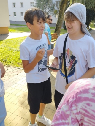 uczniowie podczas rozwiązywania zadań