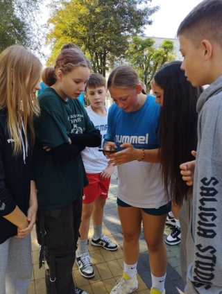 uczniowie podczas rozwiązywania zadań