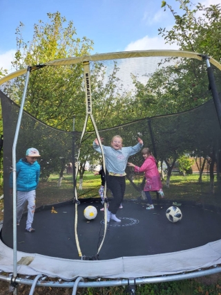 Dzieci na trampolinie