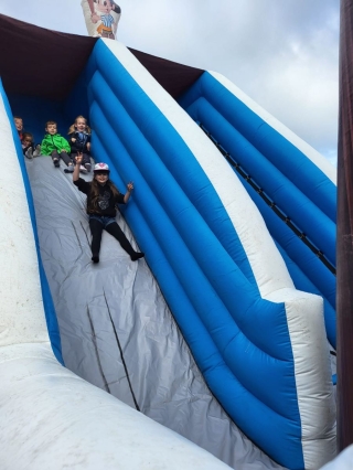 Dzieci na dmuchańcu