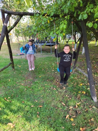 Dzieci na huśtawce