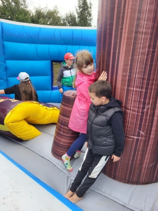 Dzieci na dmuchańcu