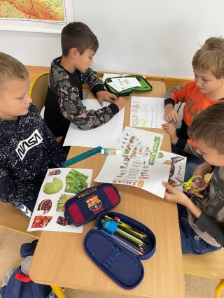 Dzieci robią plakat