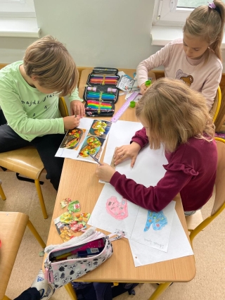 Dzieci robią plakat