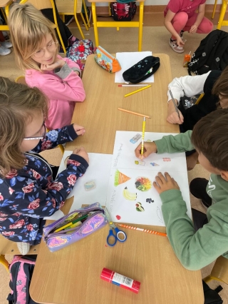 Dzieci robią plakat