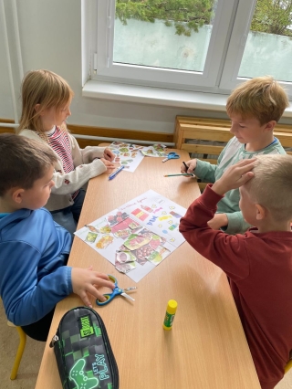 Dzieci robią plakat