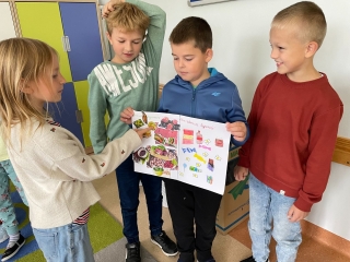 Dzieci prezentują plakat