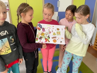 Dzieci prezentują plakat