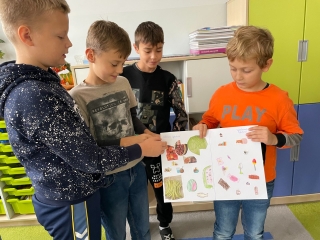 Dzieci prezentują plakat