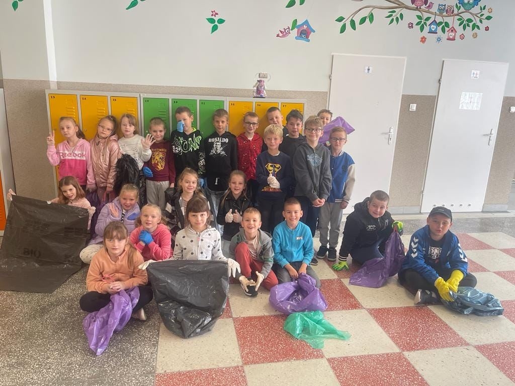 Dzieci sprzątają