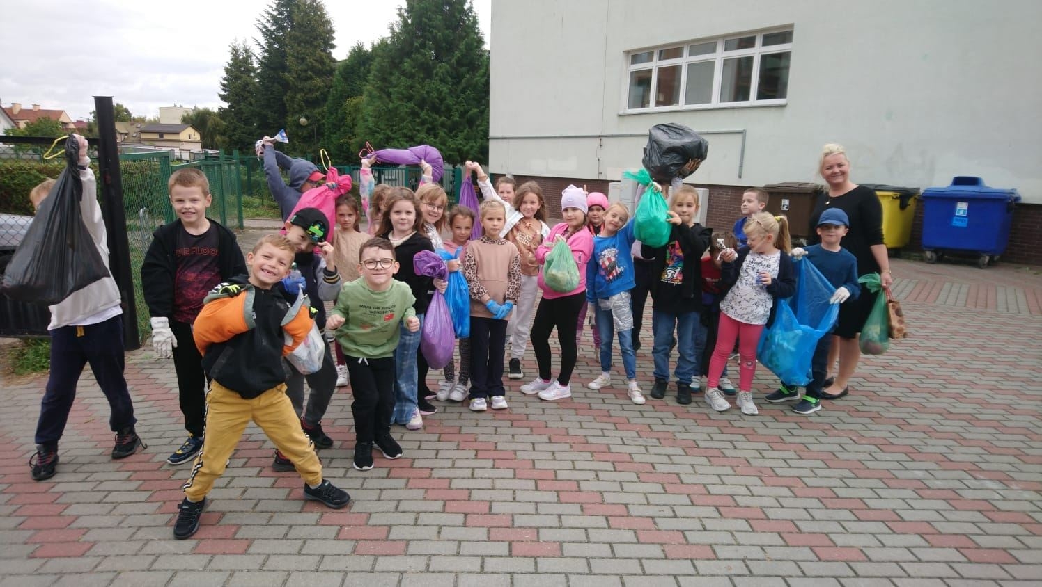 Dzieci sprzątają