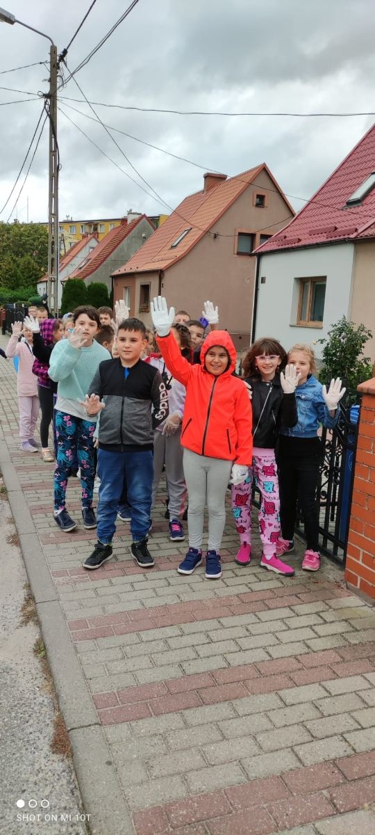 Dzieci sprzątają