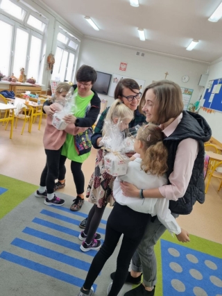 dzieci wręczają prezenty