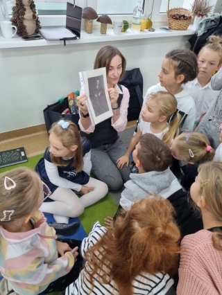 dzieci słuchają Pani