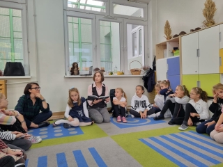 dzieci siedzące w kole