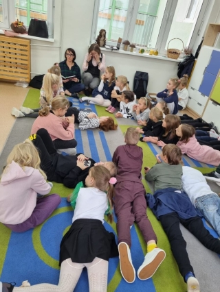 dzieci siedzące w kole