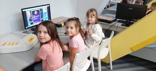 Dzieci przy komputerach