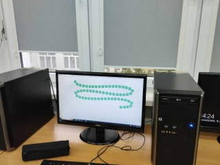 uczniowie podczas kodowania