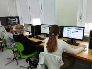 uczniowie podczas kodowania