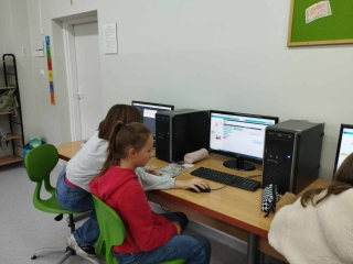 uczniowie podczas kodowania