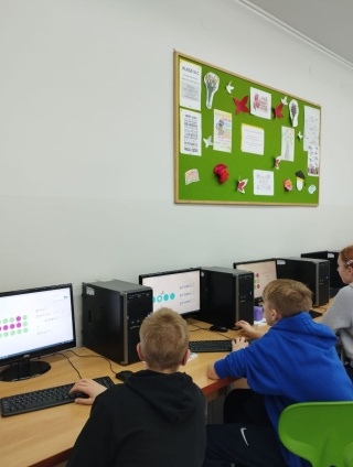 uczniowie podczas kodowania