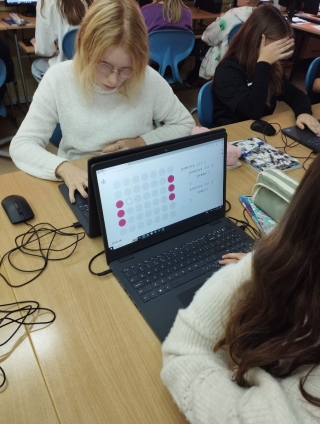 uczniowie podczas kodowania