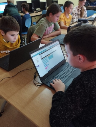 uczniowie podczas kodowania