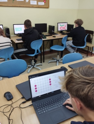 uczniowie podczas kodowania