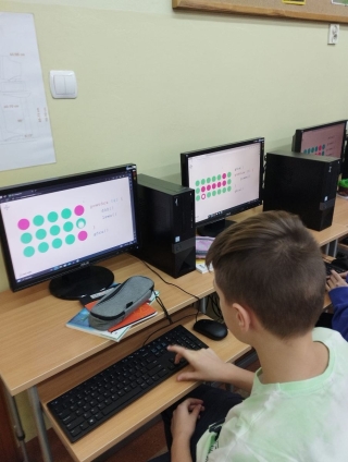 uczniowie podczas kodowania