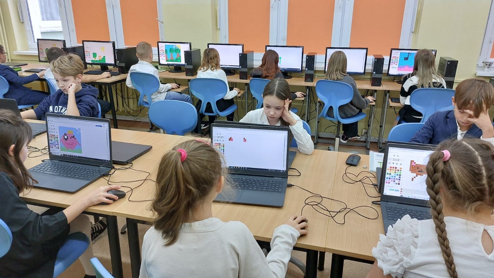 uczniowie 3a podczas kodowania