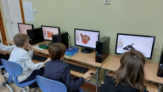 uczniowie 3a podczas kodowania