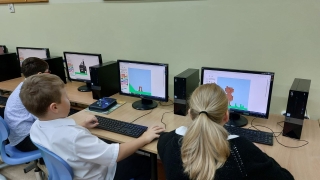 uczniowie 3a podczas kodowania