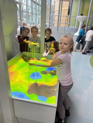 Dzieci w Centrum Eksperyment