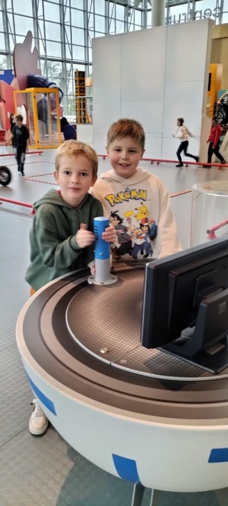 Dzieci w Centrum Eksperyment