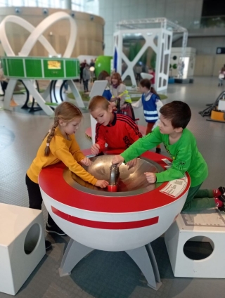 Dzieci w Centrum Eksperyment