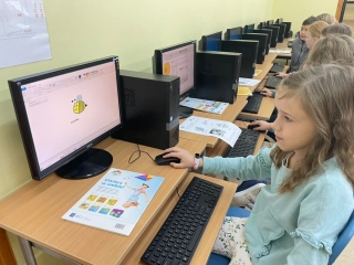 dzieci pracują na komputerach