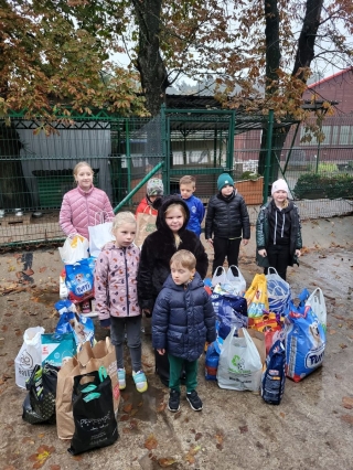 Uczniowie przekazują karmę