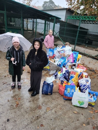 Uczniowie przekazują karmę