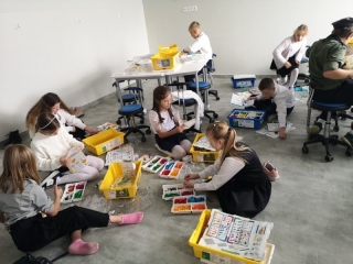 uczniowie korzystają z klocków Lego