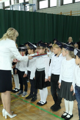 Pani Dyrektor  dokonuje PASOWANIA