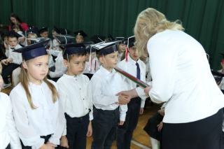 Pani Dyrektor  dokonuje PASOWANIA