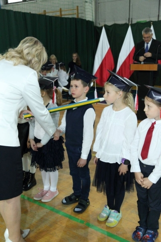 Pani Dyrektor  dokonuje PASOWANIA