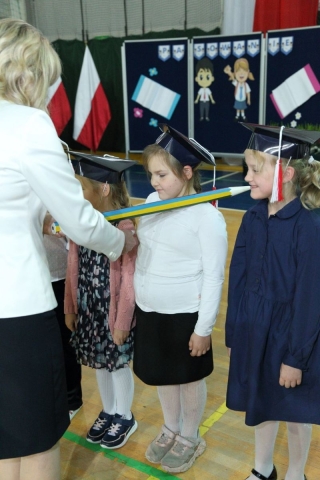 Pani Dyrektor  dokonuje PASOWANIA