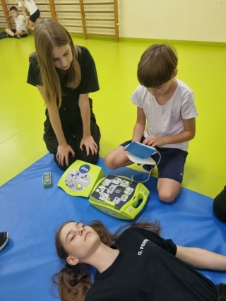 Dzieci uczą się pierwszej pomocy