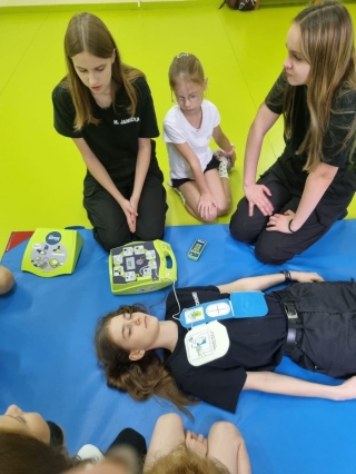 Dzieci uczą się pierwszej pomocy